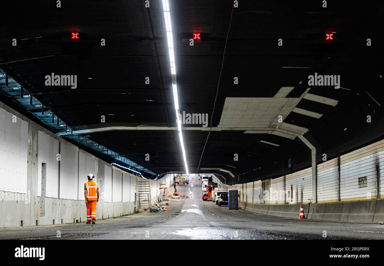 Les employés de HEINENOORD - Rijkswaterstaat effectuent des travaux dans le tunnel Heinenoord. En raison d'une rénovation, le tunnel de l'autoroute A29 sera complètement fermé. ANP JEFFREY GROENEWEG pays-bas sorti - belgique sorti Banque D'Images