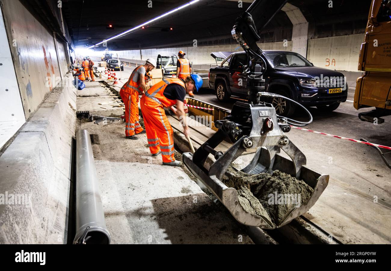 HEINENOORD - les employés de Rijkswaterstaat effectuent des travaux dans le tunnel Heinenoordtunnel. En raison d'une rénovation, le tunnel de l'autoroute A29 sera complètement fermé. ANP JEFFREY GROENEWEG pays-bas sorti - belgique sorti Banque D'Images