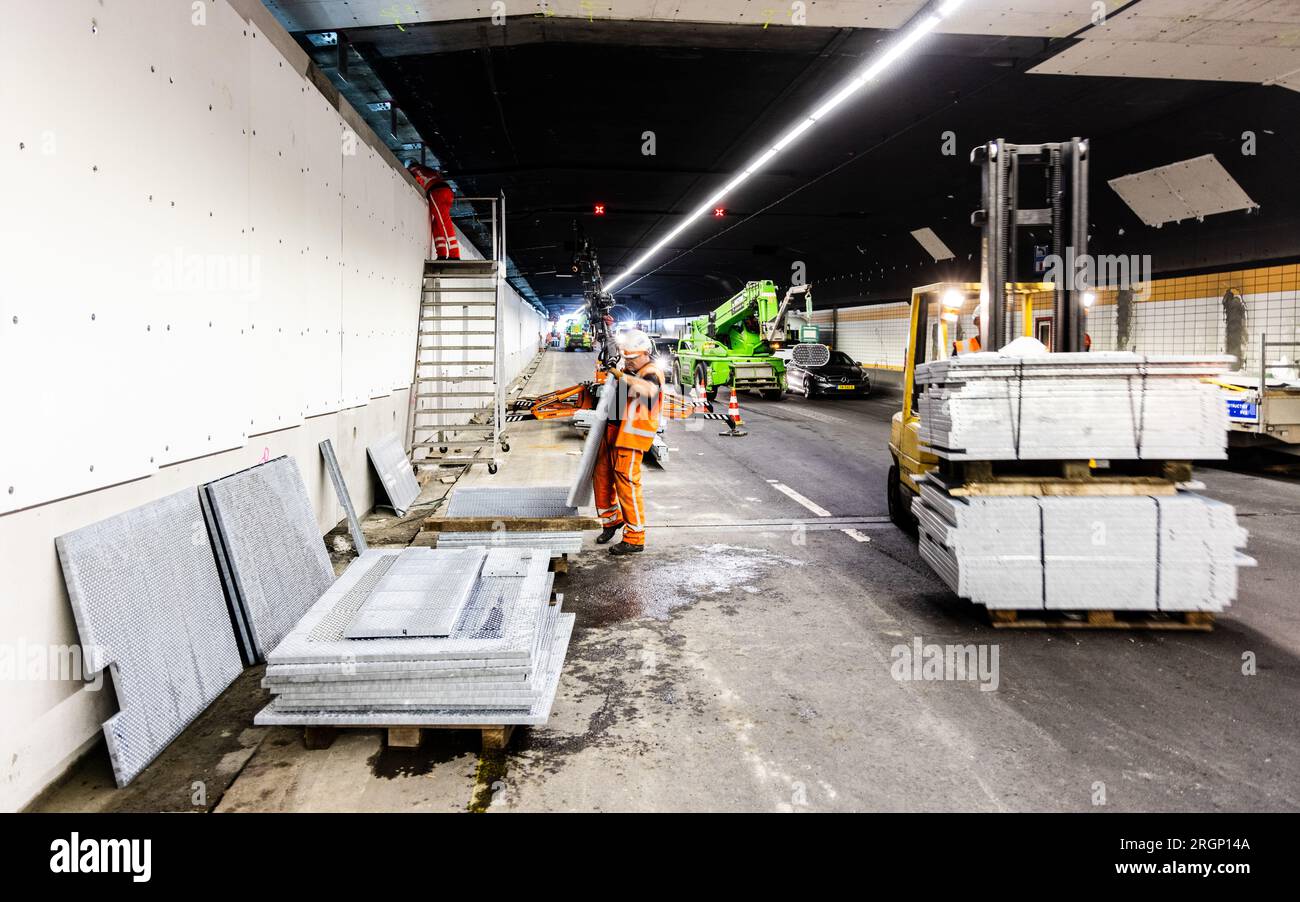 Les employés de HEINENOORD - Rijkswaterstaat effectuent des travaux dans le tunnel Heinenoord. En raison d'une rénovation, le tunnel de l'autoroute A29 sera complètement fermé. ANP JEFFREY GROENEWEG pays-bas sorti - belgique sorti Banque D'Images