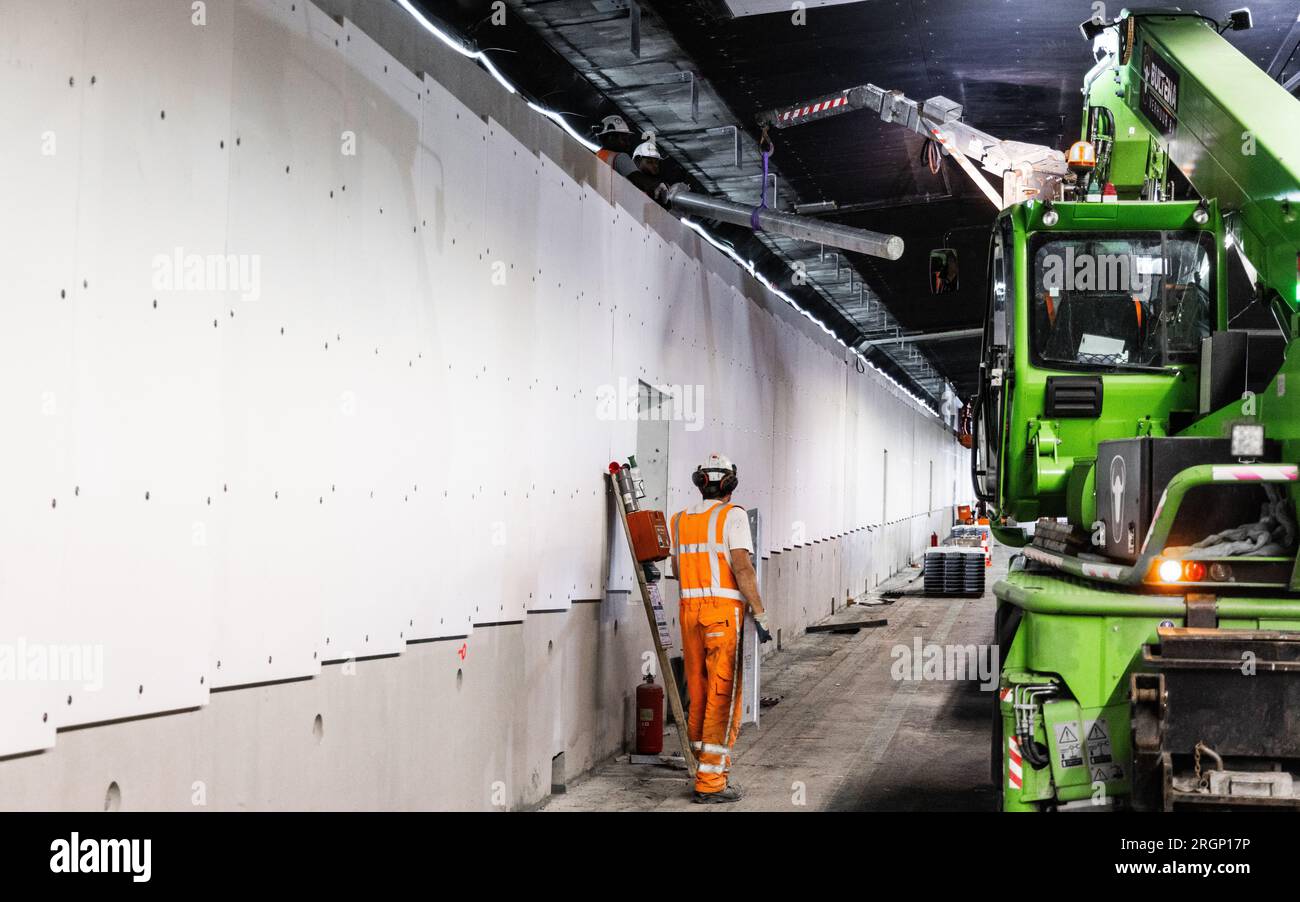 Les employés de HEINENOORD - Rijkswaterstaat effectuent des travaux dans le tunnel Heinenoord. En raison d'une rénovation, le tunnel de l'autoroute A29 sera complètement fermé. ANP JEFFREY GROENEWEG pays-bas sorti - belgique sorti Banque D'Images