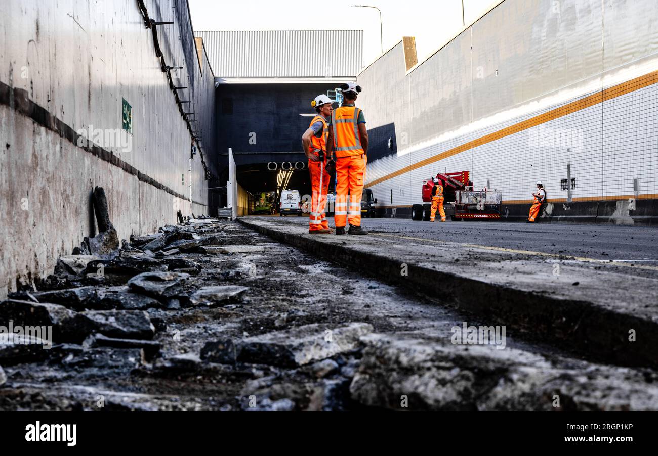 Les employés de HEINENOORD - Rijkswaterstaat effectuent des travaux dans le tunnel Heinenoord. En raison d'une rénovation, le tunnel de l'autoroute A29 sera complètement fermé. ANP JEFFREY GROENEWEG pays-bas sorti - belgique sorti Banque D'Images