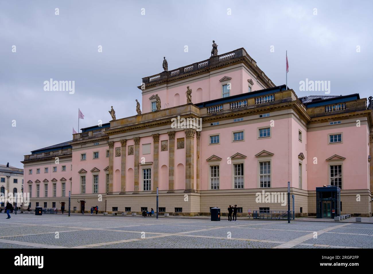 Berlin, Allemagne - 19 avril 2023 : vue du Staatsoper Unter den Linden, aussi connu sous le nom d'Opéra de Berlin Banque D'Images