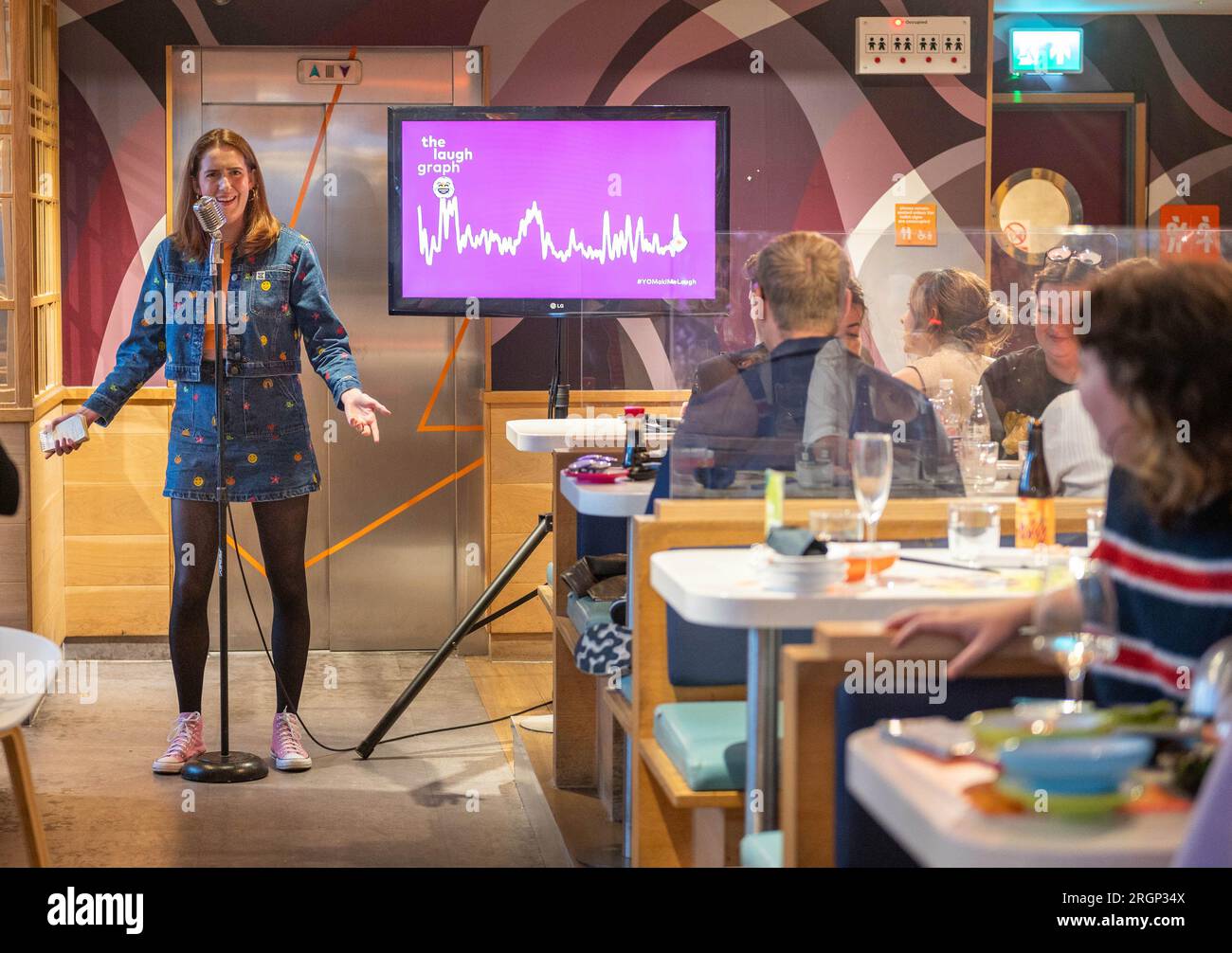USAGE ÉDITORIAL SEULE la comédienne Maddy Lucy Dann se produit au YO!Edinburgh pendant le Fringe Festival pour lancer sa semaine 'YO! Maki Me Laugh event », où la vitesse de la ceinture kaiten des restaurants est contrôlée par le volume de rires. Date de parution : vendredi 11 août 2023. Banque D'Images