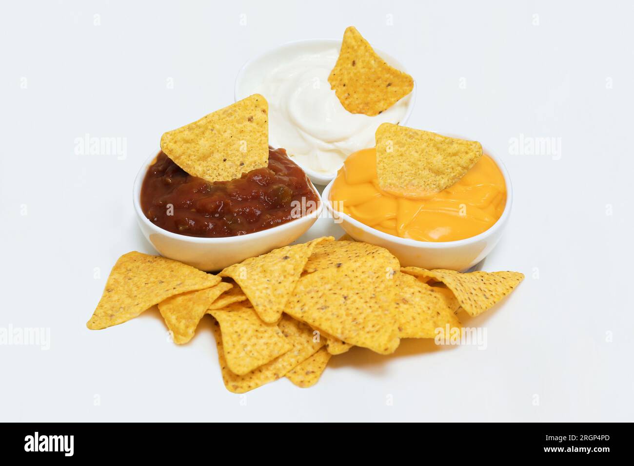 Trempez les nachos dans une sauce mayonnaise cheddar et salsa Banque D'Images