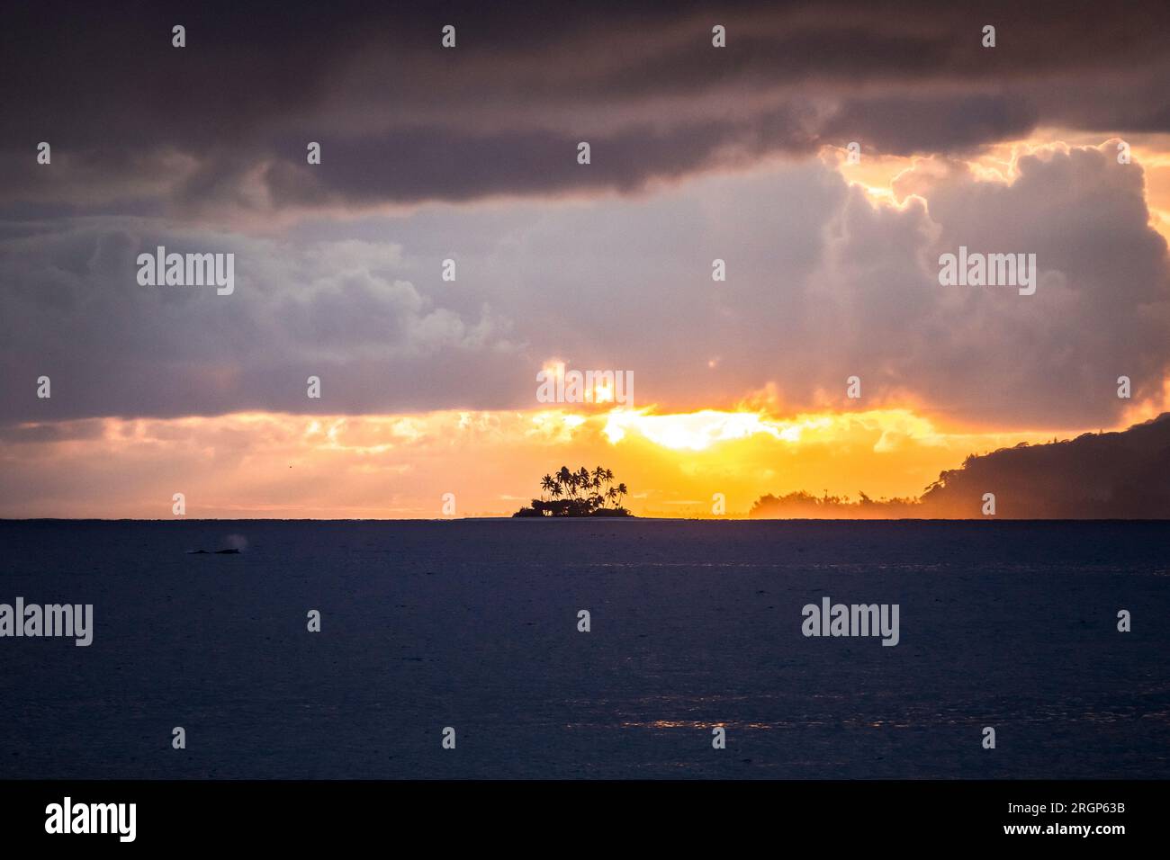 Petite île de Polynésie française et un lever de soleil époustouflant Banque D'Images