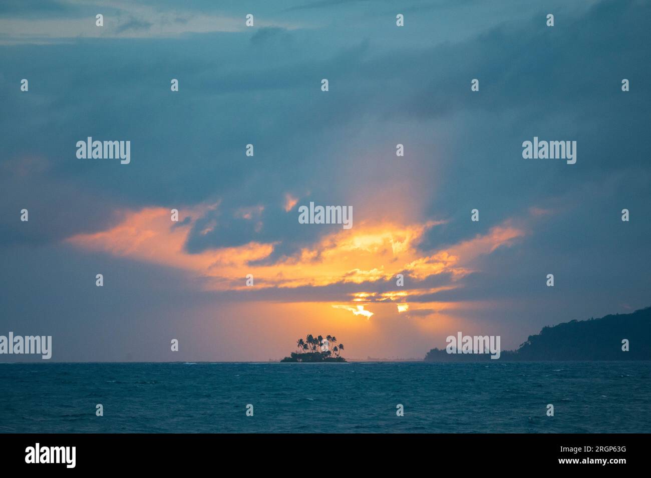 Petite île de Polynésie française et un lever de soleil époustouflant Banque D'Images