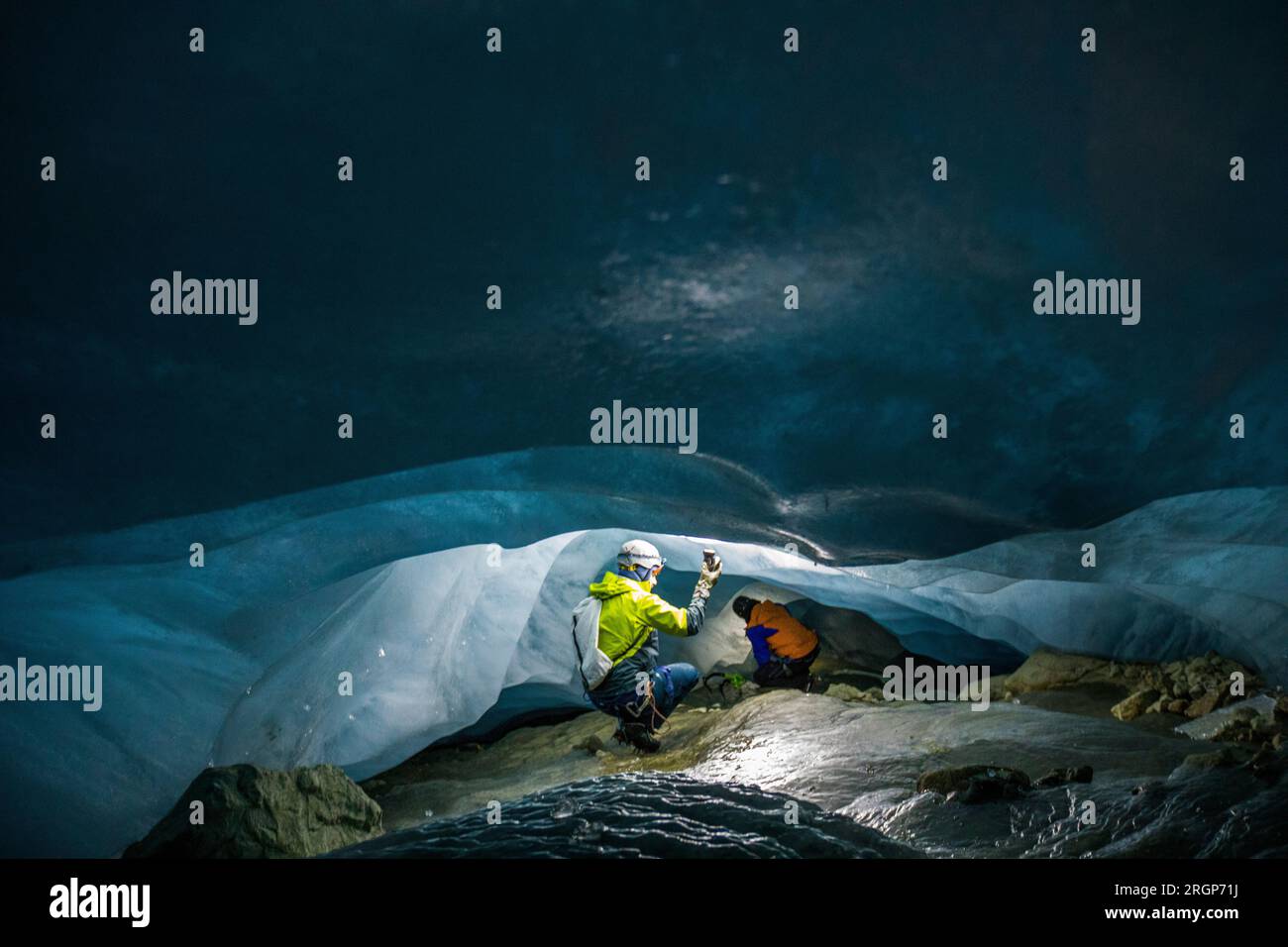 Les chercheurs en climat mesurent la température dans la grotte sous le glacier Banque D'Images