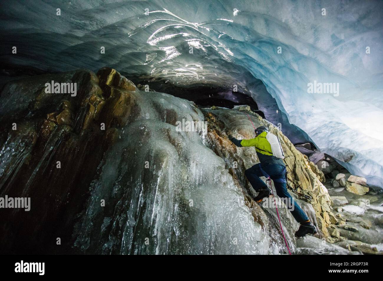 Vue latérale de l'escalade de glace explorer sous le glacier Meting Banque D'Images