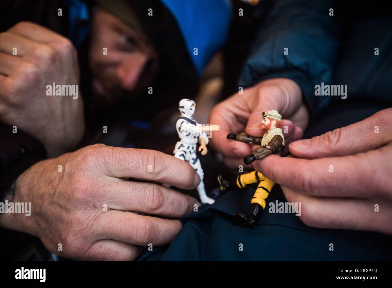Deux hommes adultes tiennent leurs figurines d'action ressemblant à un Banque D'Images