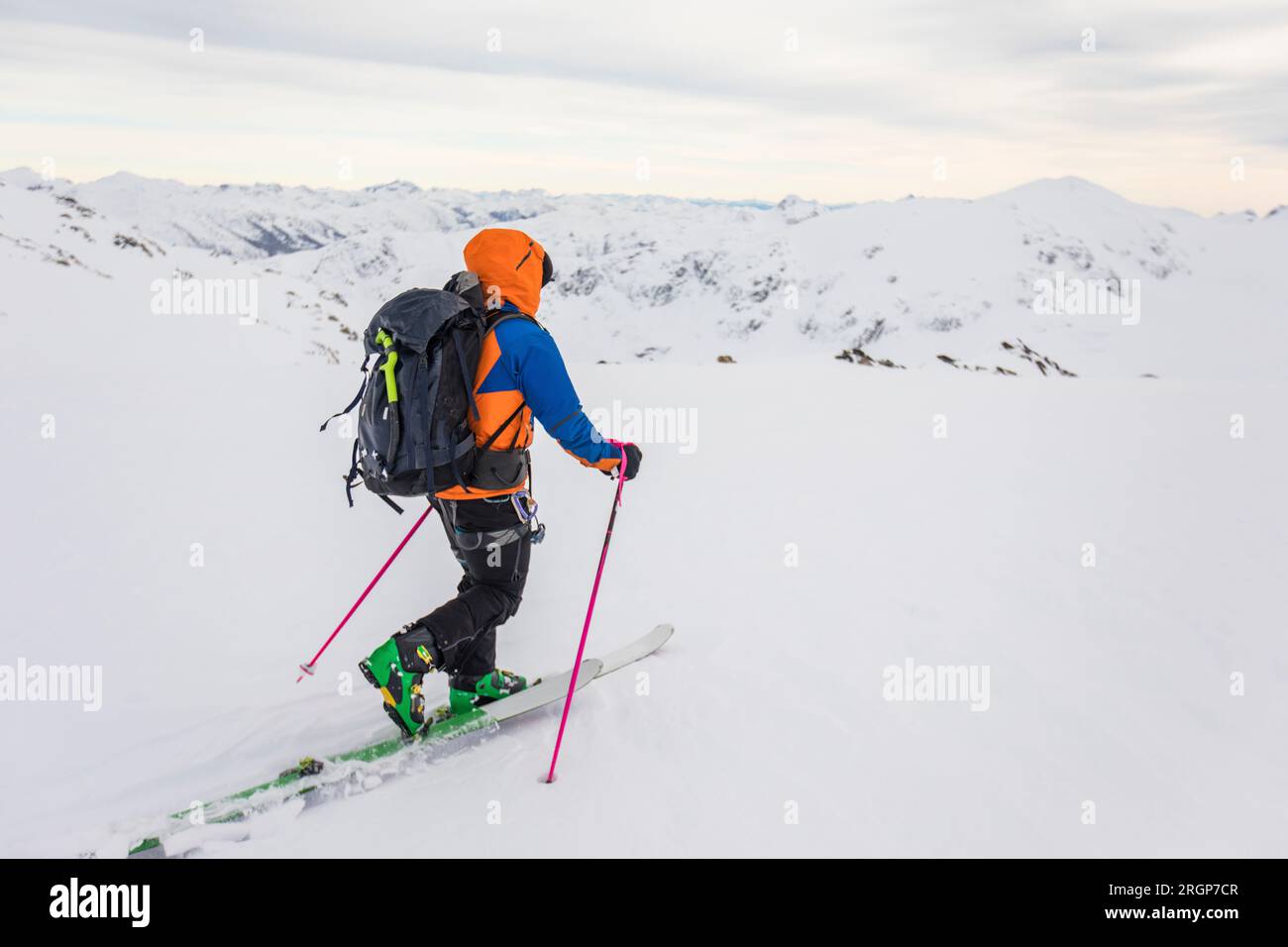 Vue arrière du skinning du skieur sur le plateau de montagne Banque D'Images