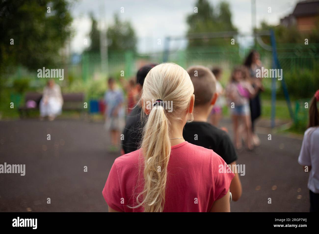 Enfants dans l'aire de jeux. Cheveux blancs. Banque D'Images