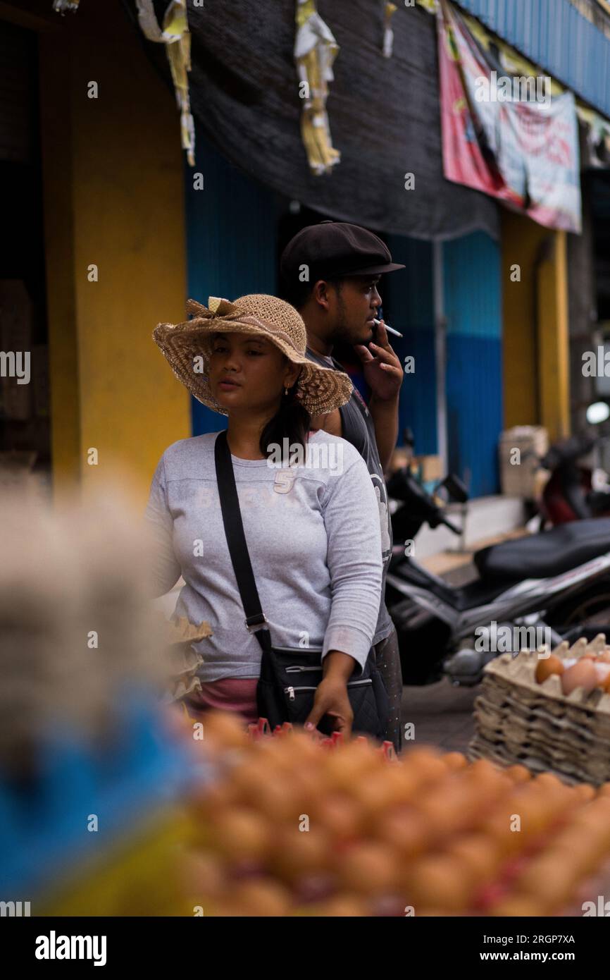 Une jeune femme balinaise indonésienne vend des œufs de poule. Banque D'Images