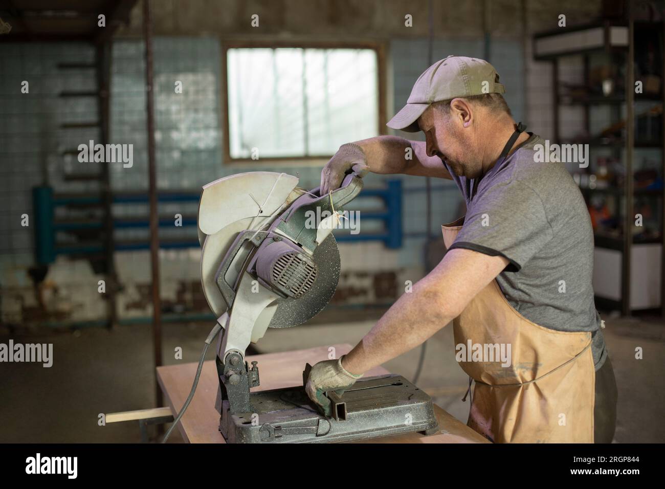 Illustration D'un Mécanicien Utilisant Un Outil De Meulage De Scie  Circulaire Avec Des Vêtements De Travail Protecteurs à L'usine