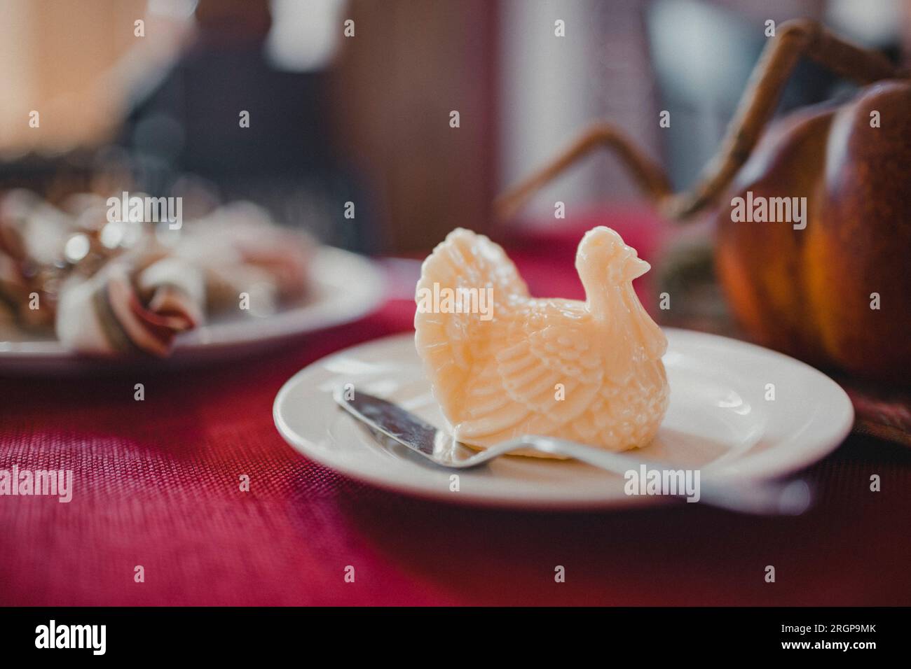 Beurre en forme de dinde, repose sur une assiette. Banque D'Images