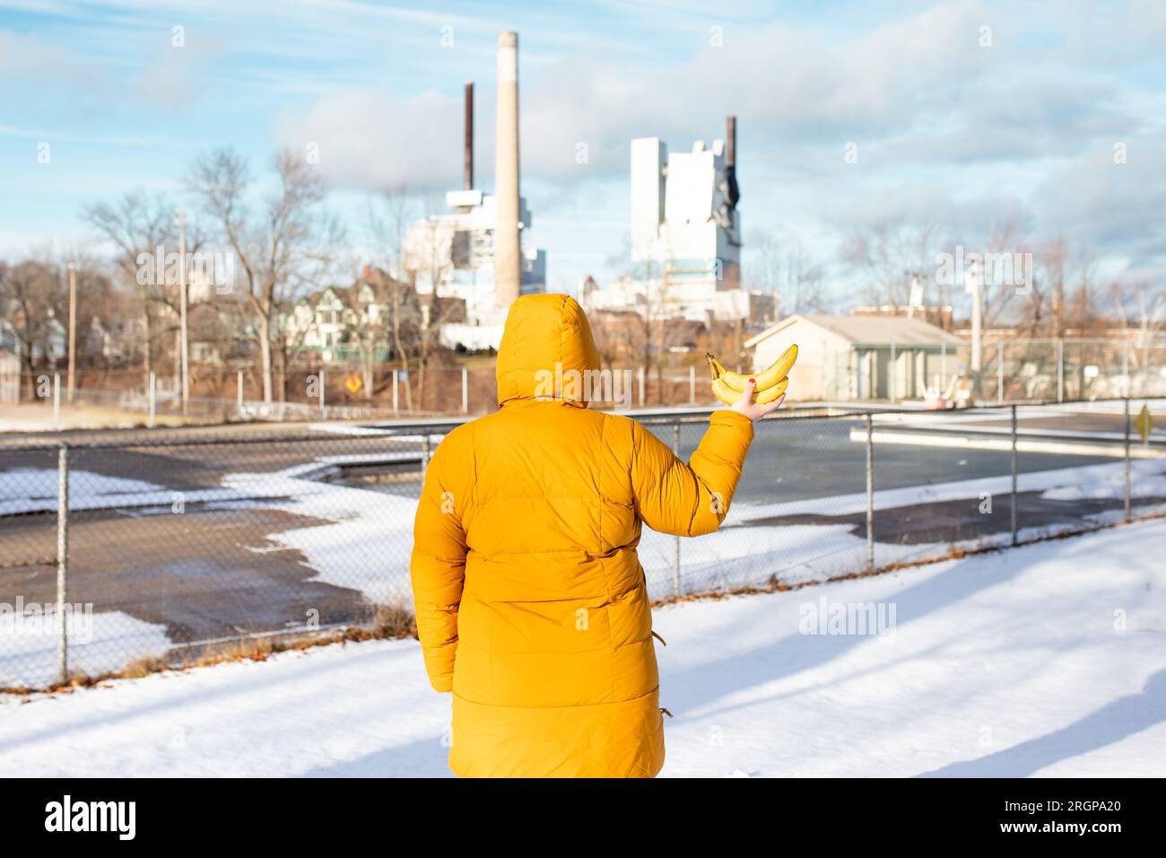 tenir des bananes, porter un manteau, en hiver Banque D'Images