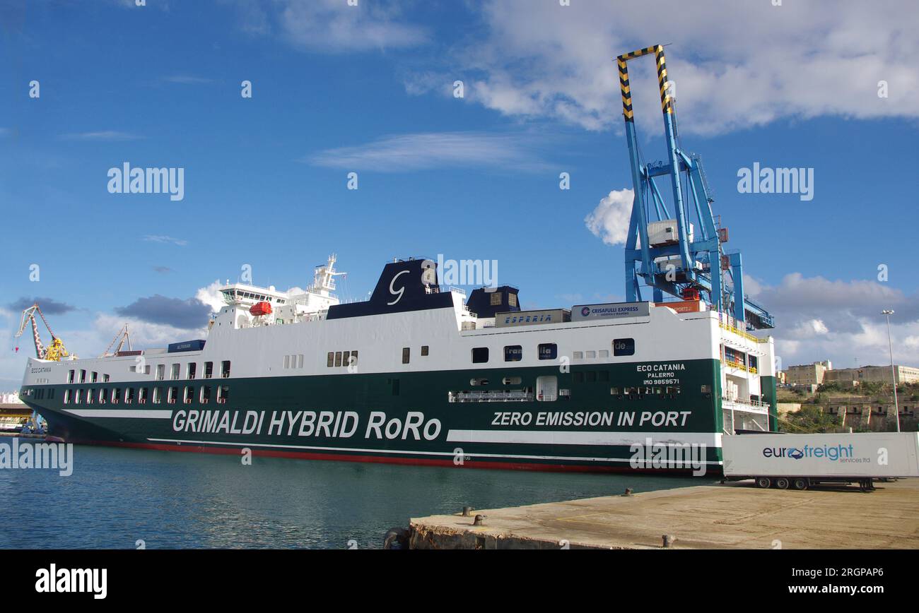 IMGP0526B GRIMALDI HYBRIDE Roro FERRY 'ECO CATANIA' AMARRÉ À LA VALETTE, MALTE 09 octobre 2021 Crand Harbour, Malte Banque D'Images