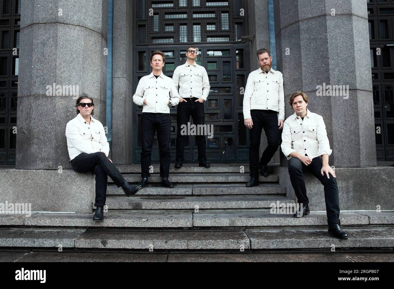 Le groupe de rock suédois The Hives, Christian Grahn (Chris Dangerous), Johan Gustafsson (The Johan and Only), Niklas Almqvist (Nicholaus Arson), Mikael Karlsson (vigilante Carlstroem) et le chanteur Pelle Almqvist (Howlin' Pelle) photographiés à Stockholm, en Suède, le 09 août 2023. Photo : Mickan Palmqvist / TT / code 11576 Banque D'Images