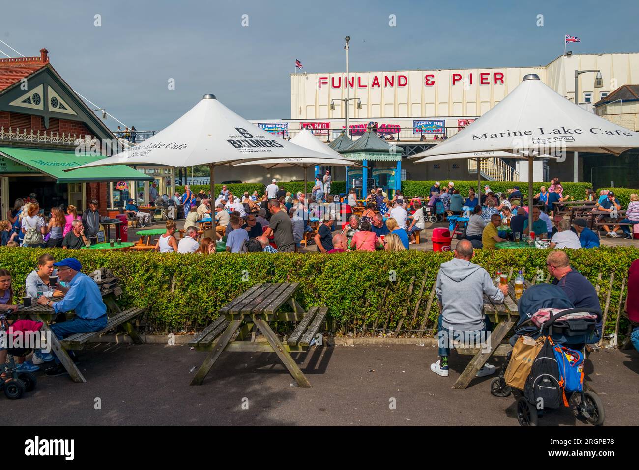 Les gens apprécient le soleil au café Marine Lake à Southport. Banque D'Images
