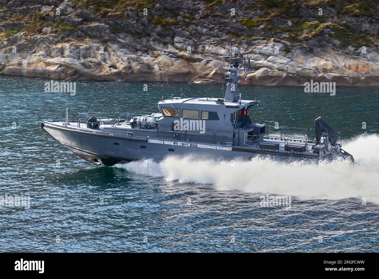 Un bateau de patrouille rapide norvégien à grande vitesse dans le Nyholmsundet, au nord de Bodo, Norvège. 4 mai 2023. Banque D'Images
