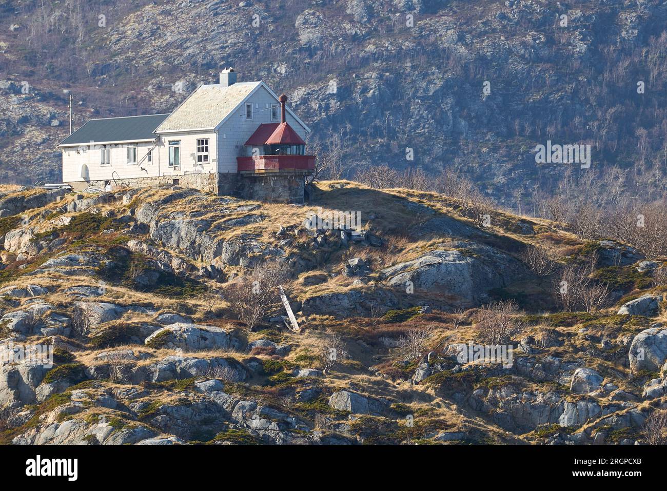 Le phare norvégien historique de Bjørnøy, construit en 1890, situé sur la petite île de Bjørnøya, à 16 km au nord de Bodø, en Norvège. 4 mai 2023. Banque D'Images