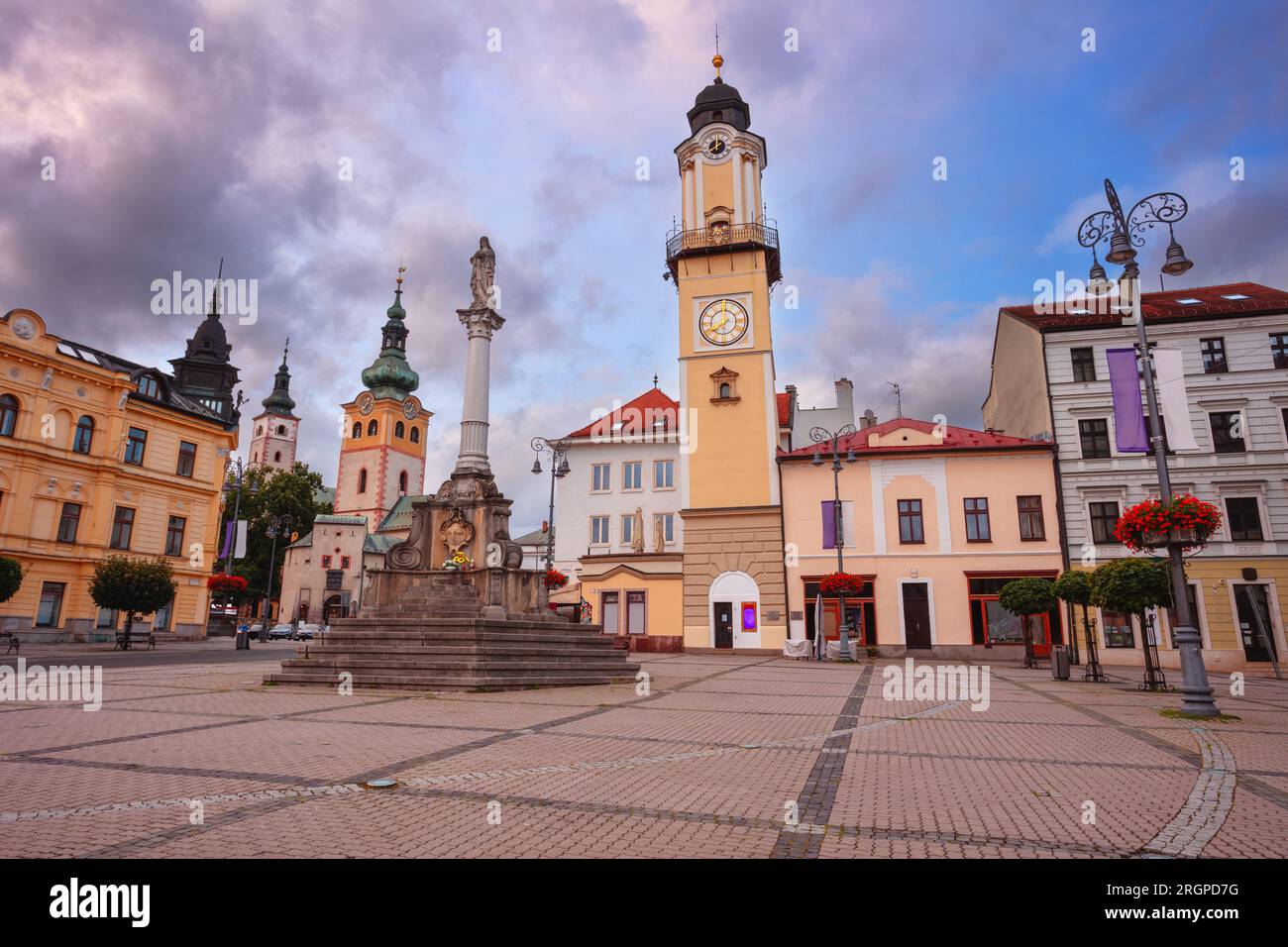 Banska Bystrica, République slovaque. Image du paysage urbain du centre-ville de Banska Bystrica, Slovaquie avec la place du soulèvement national slovaque au coucher du soleil d'été. Banque D'Images