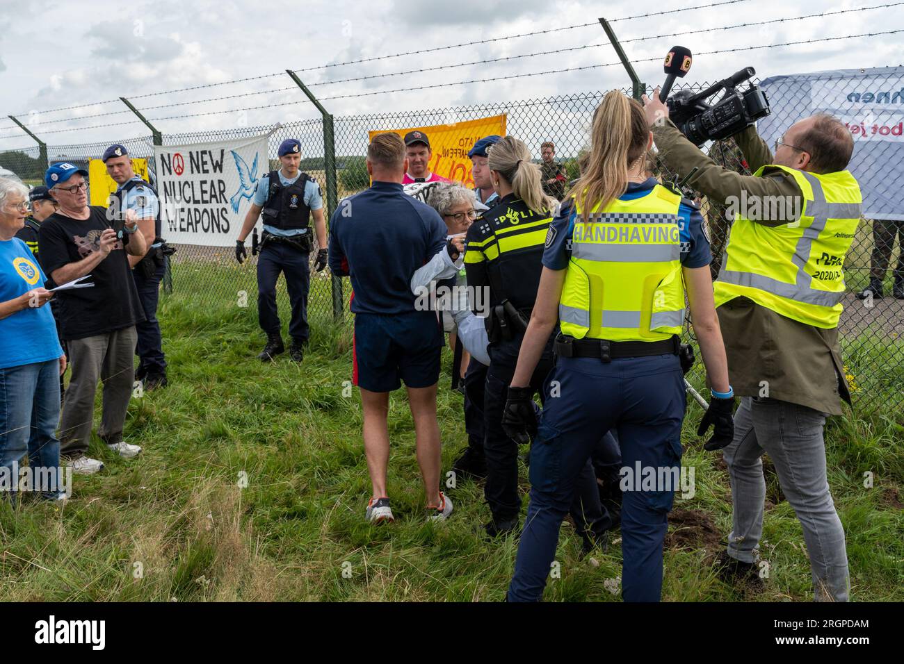 Volkel, pays-Bas, 09.08.2023, la police arrête un militant pour avoir tenté de creuser un trou sous la clôture d'une base aérienne militaire néerlandaise Banque D'Images