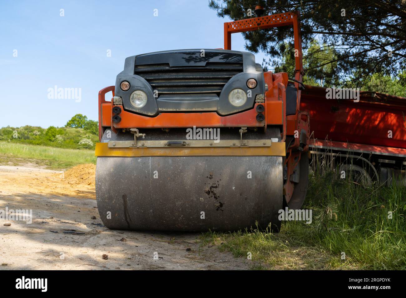 Machine à rouleaux tandem sur le chantier d'une nouvelle route. Compacteur de sol avec tambours à rouleaux pour compacter la couche d'asphalte. Banque D'Images
