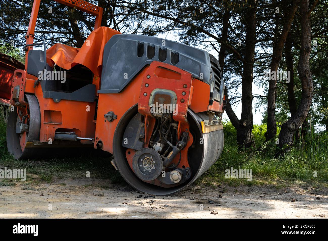 Machine à rouleaux tandem sur le chantier d'une nouvelle route. Compacteur de sol avec tambours à rouleaux pour compacter la couche d'asphalte. Banque D'Images