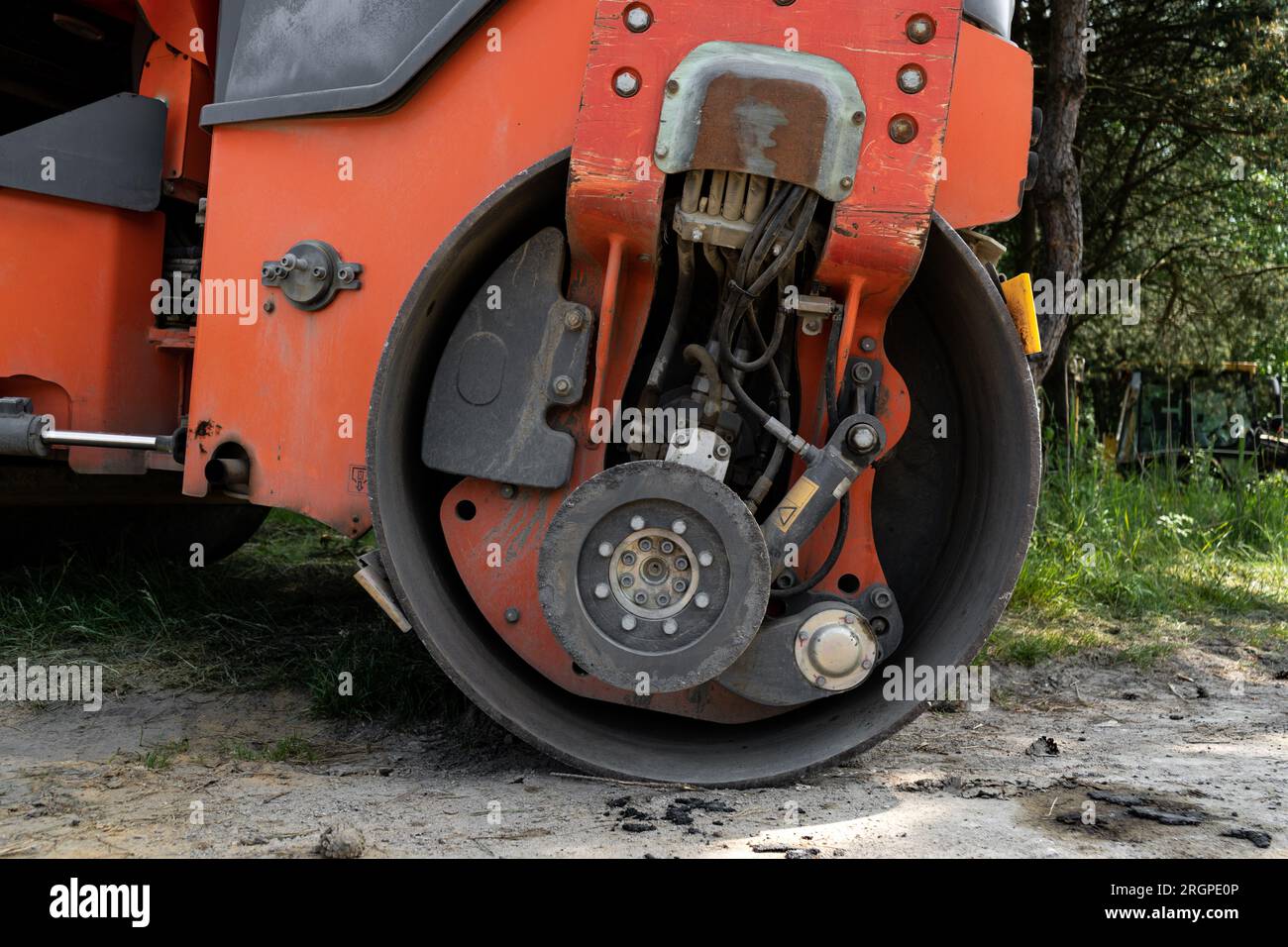 Machine à rouleaux tandem sur le chantier d'une nouvelle route. Compacteur de sol avec tambours à rouleaux pour compacter la couche d'asphalte. Banque D'Images