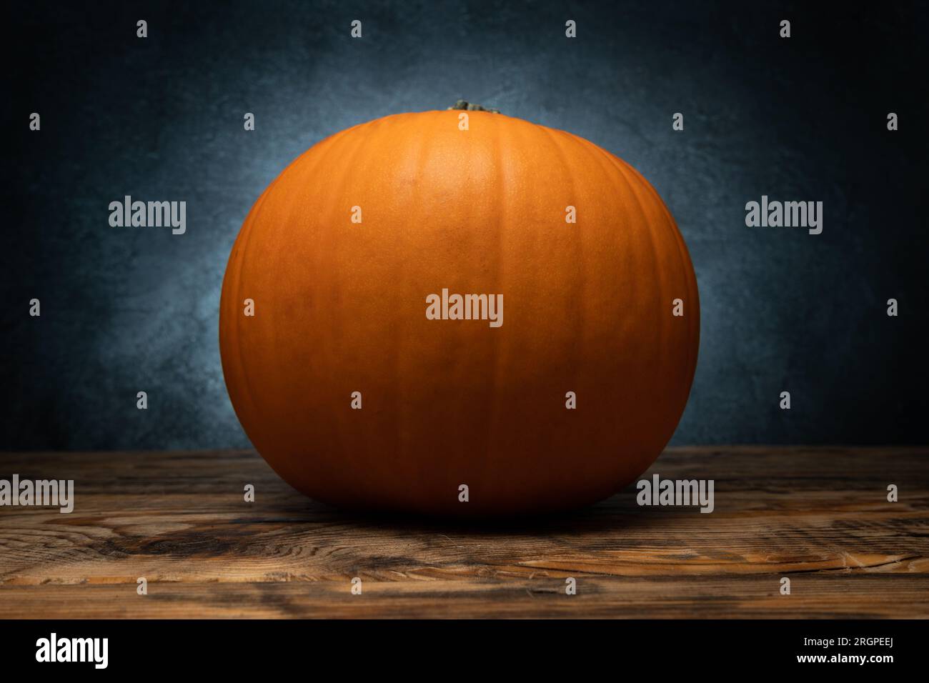 Citrouille orange avec tige coupée, automne ou automne nature morte. Banque D'Images