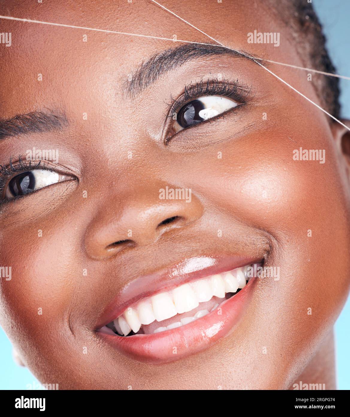 Fil, épilation des sourcils et beauté d'une femme avec dermatologie,  maquillage naturel et sourire. Visage d'une personne africaine sur un fond  de studio avec Photo Stock - Alamy