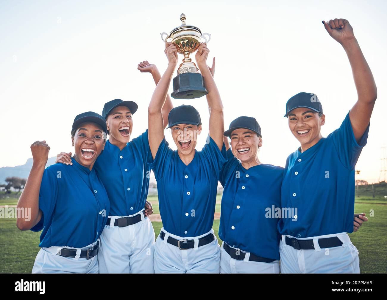 Baseball, trophée et portrait de l'équipe gagnante avec des femmes en plein air sur un terrain pour la compétition sportive. Athlète professionnel ou groupe de joueurs de softball Banque D'Images