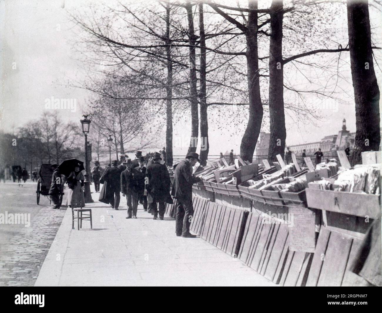 Bouquinistes sur les quais de la Seine a Paris. - Bouquinistes, quai Malaquais - 1898 - photo Eugène Atget . Banque D'Images
