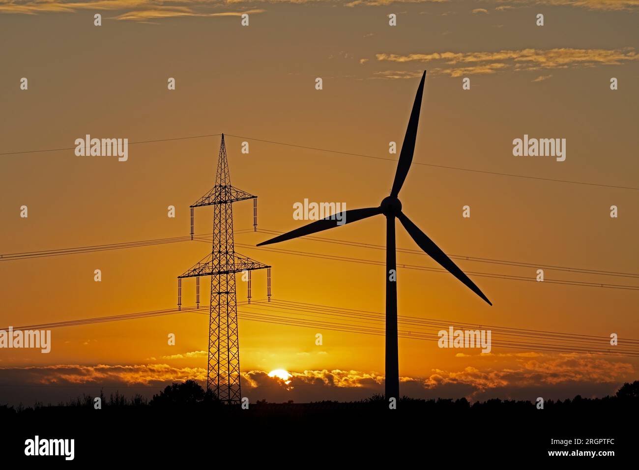 Coucher de soleil, centrale éolienne, pylône, nuages, Melbeck, commune d'Ilmenau, Basse-Saxe, Allemagne Banque D'Images