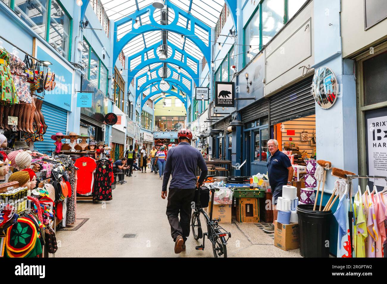 Market Row Brixton, les gens dans les magasins, les cafés et les stands dans la populaire arcade du marché intérieur à Brixton, South Lonndon, Angleterre, Banque D'Images