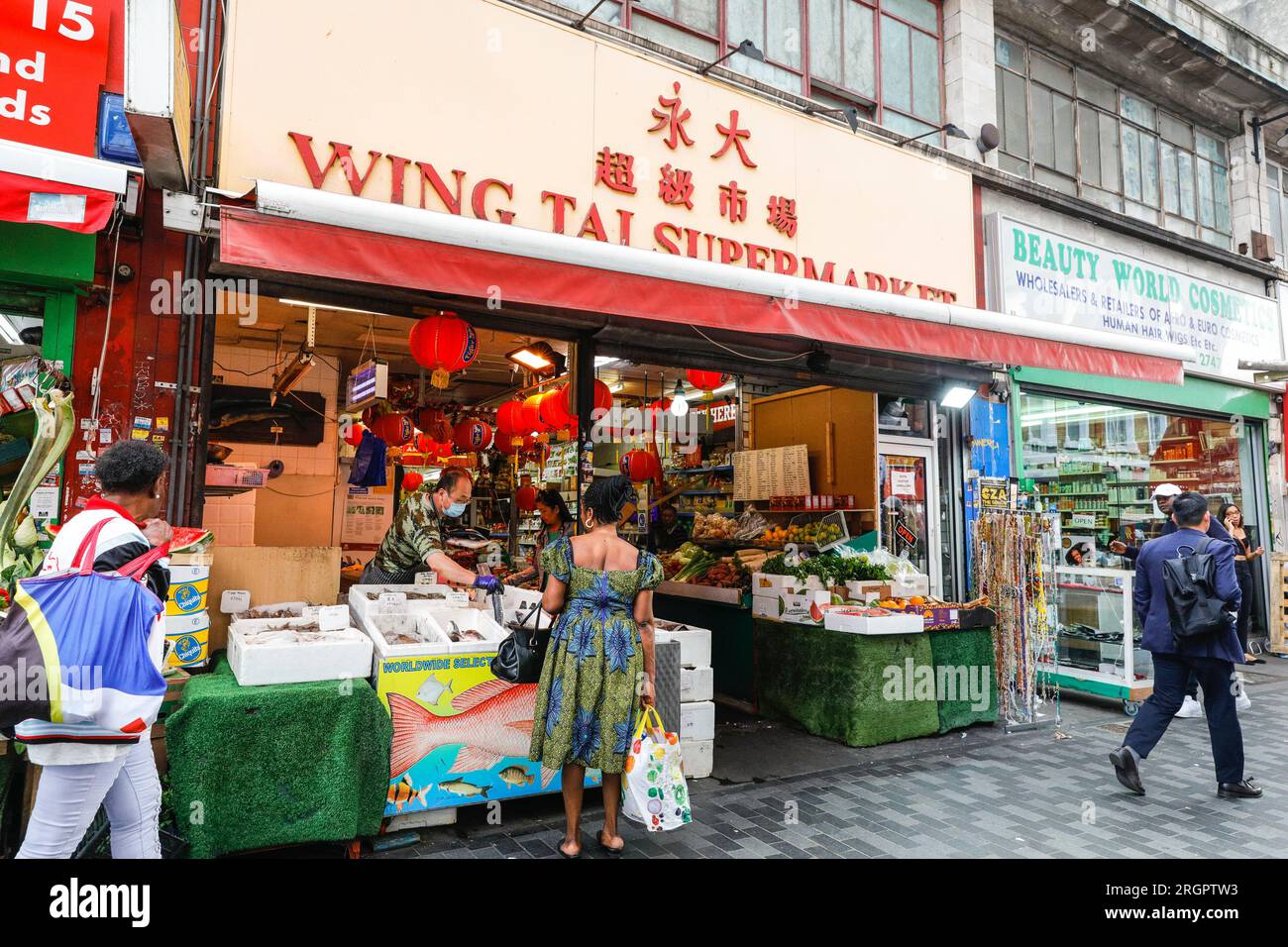 Electric Avenue Brixton, magasins d'alimentation ethnique, étals de marché, supermarchés, les gens faisant du shopping à Brixton Market, au sud de Londres, Angleterre Banque D'Images