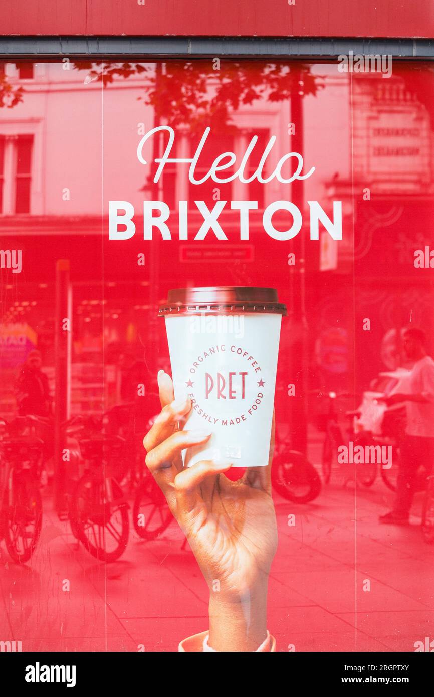 Bonjour Brixton, PRET a manger café publicité de fenêtre avec la main tenant le café et slogan, les gens reflétés dans la fenêtre, Brixton, Londres, Angleterre, Royaume-Uni Banque D'Images