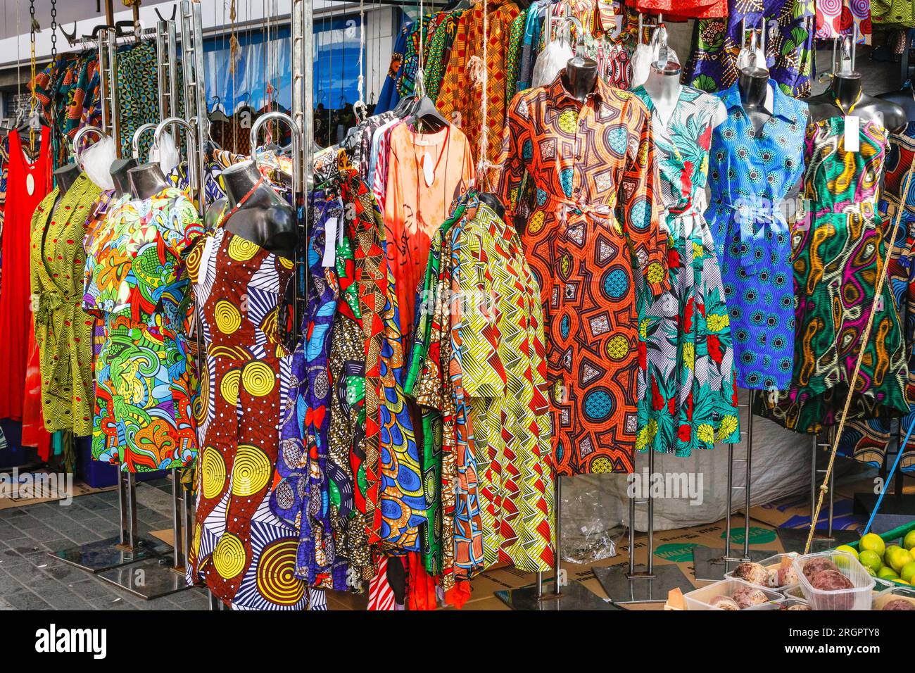Electric Avenue Brixton, boutique et stalle vendant des vêtements et des robes de tissus à motifs africains à Brixton Market, au sud de Londres, en Angleterre Banque D'Images