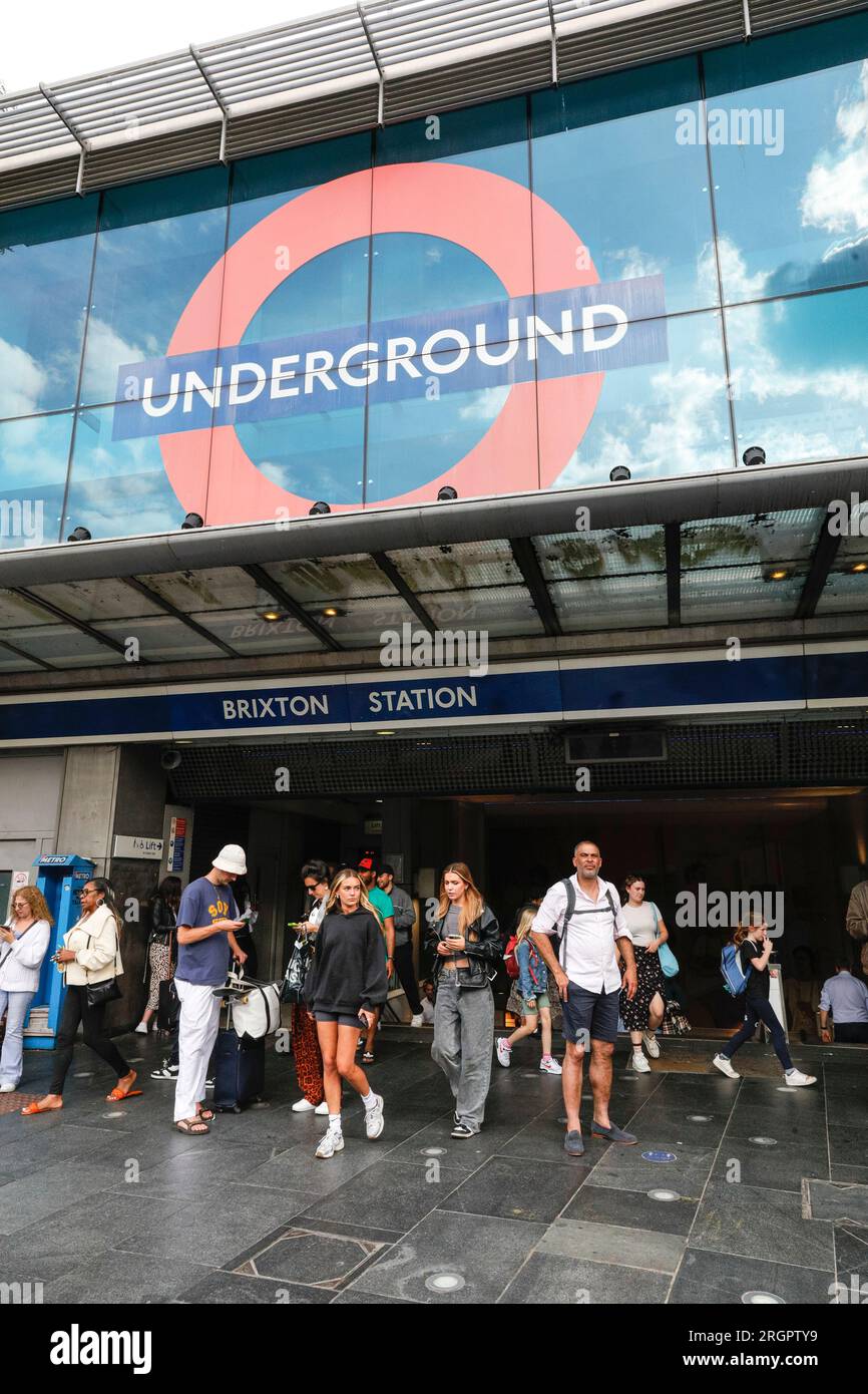 Station de métro Brixton, extérieur de l'entrée et de la sortie de la station de métro, personnes, Brixton, Sud de Londres, Londres, Angleterre, Royaume-Uni Banque D'Images