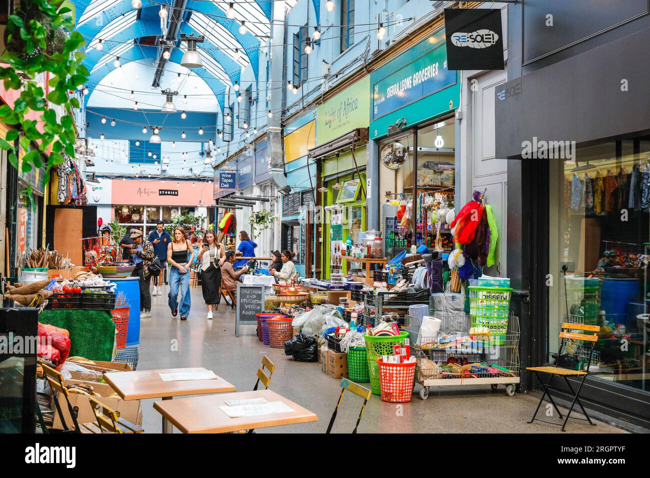 Brixton Village, arcade populaire de marché intérieur branché avec des magasins, des bars, des restaurants, des stands, South Lonndon, Angleterre, Royaume-Uni Banque D'Images