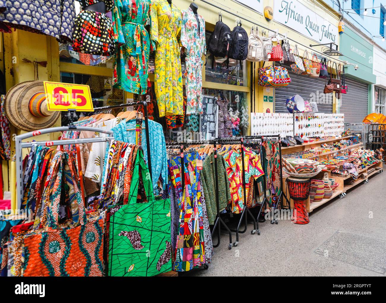Stand de vêtements en tissu africain et afro-caribéen à Brixton Village, arcade populaire du marché intérieur à la mode avec des magasins, des bars, des restaurants, Brixton, Lonndo Banque D'Images