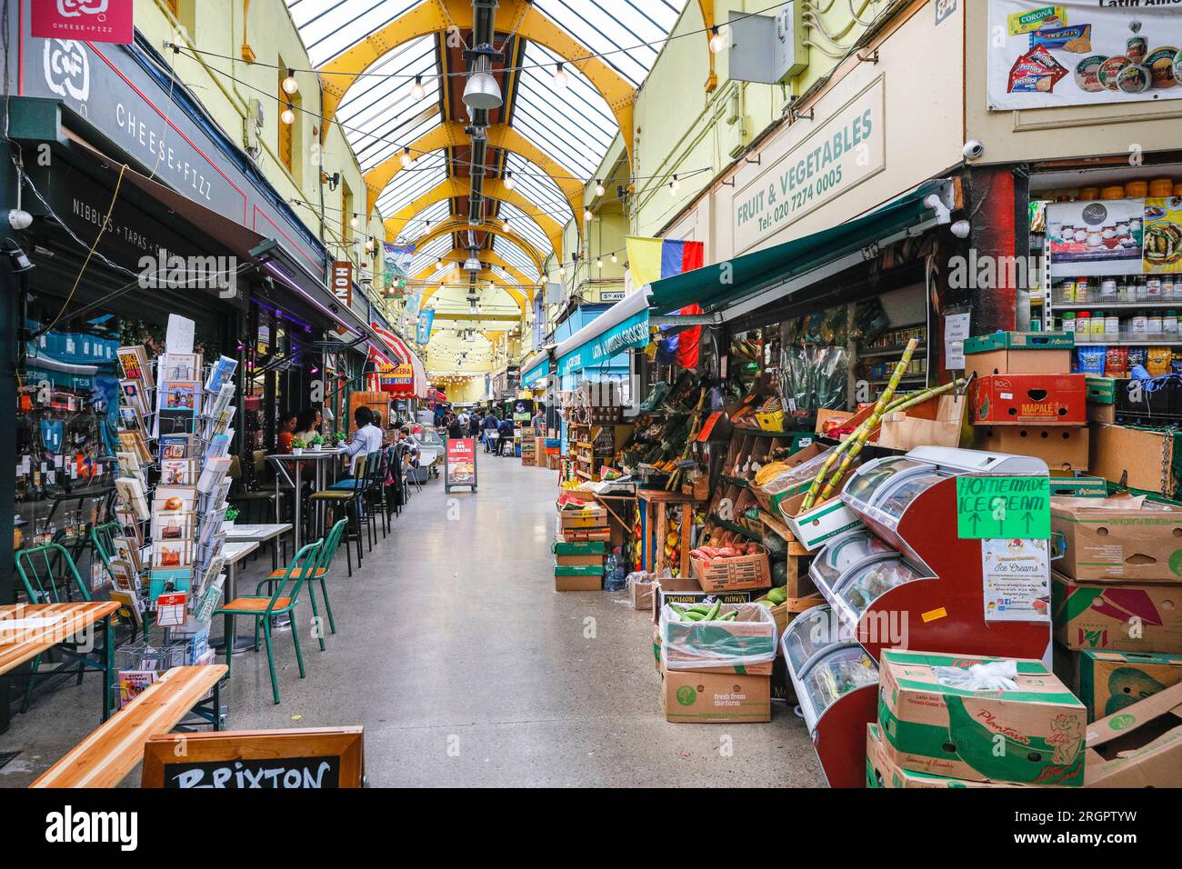 Brixton Village, arcade populaire de marché intérieur branché avec des magasins, des bars, des restaurants, des stands, South Lonndon, Angleterre, Royaume-Uni Banque D'Images