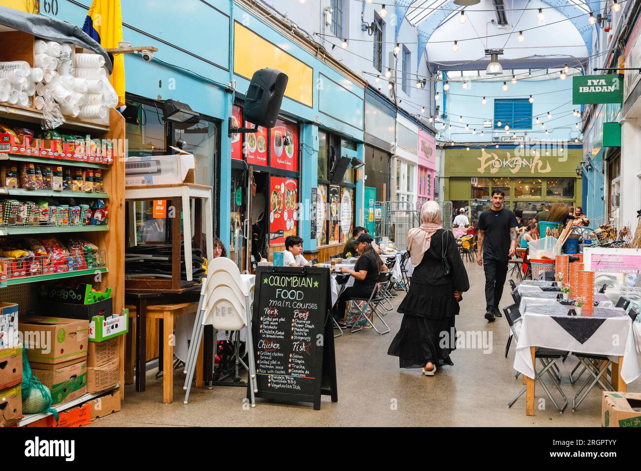 Brixton Village, arcade populaire de marché intérieur branché avec des magasins, des bars, des restaurants, des stands, South Lonndon, Angleterre, Royaume-Uni Banque D'Images