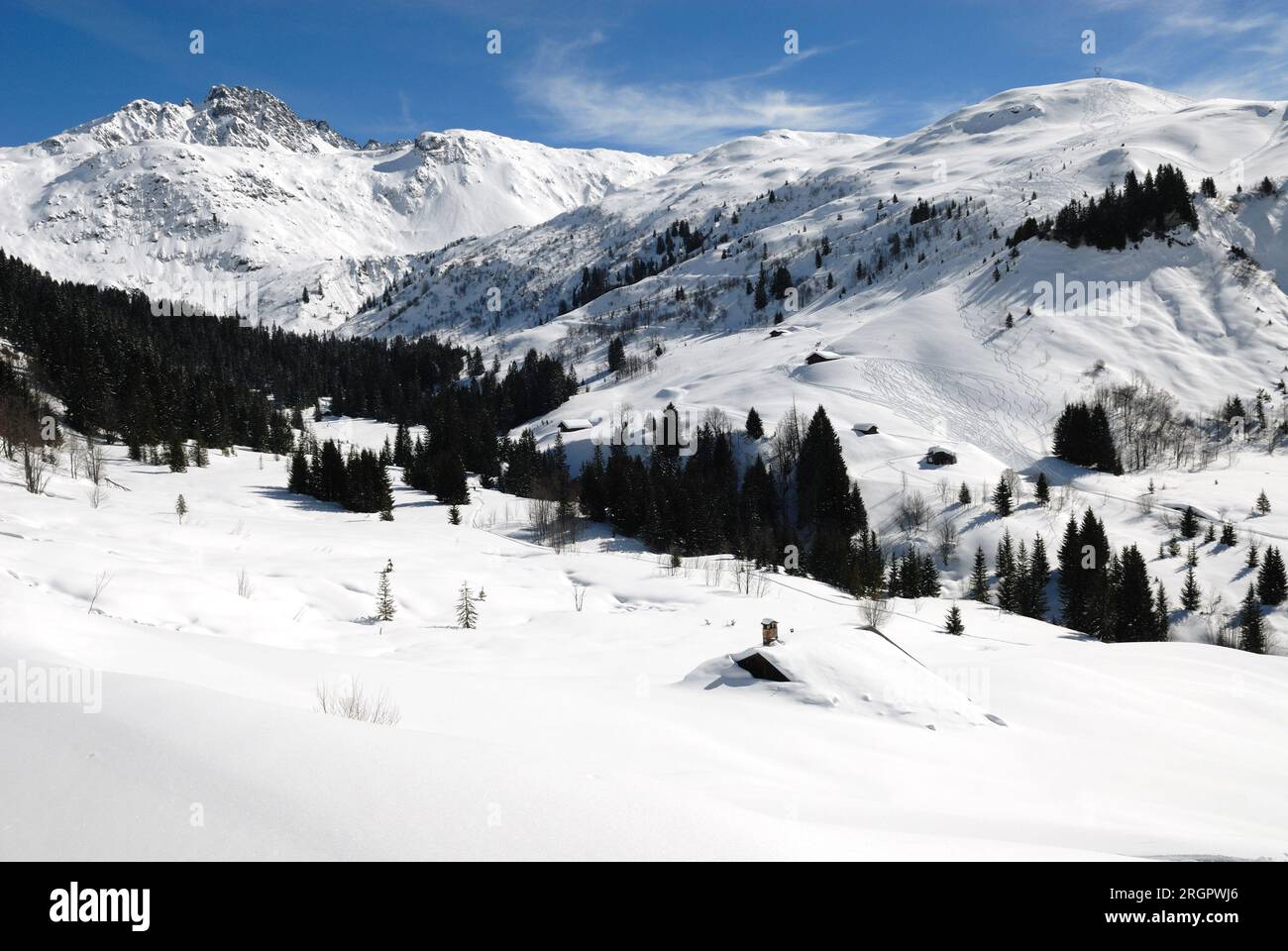 Montagne dans les Alpes françaises avec neige : près de hauteluce et Contamines Montjoie Banque D'Images