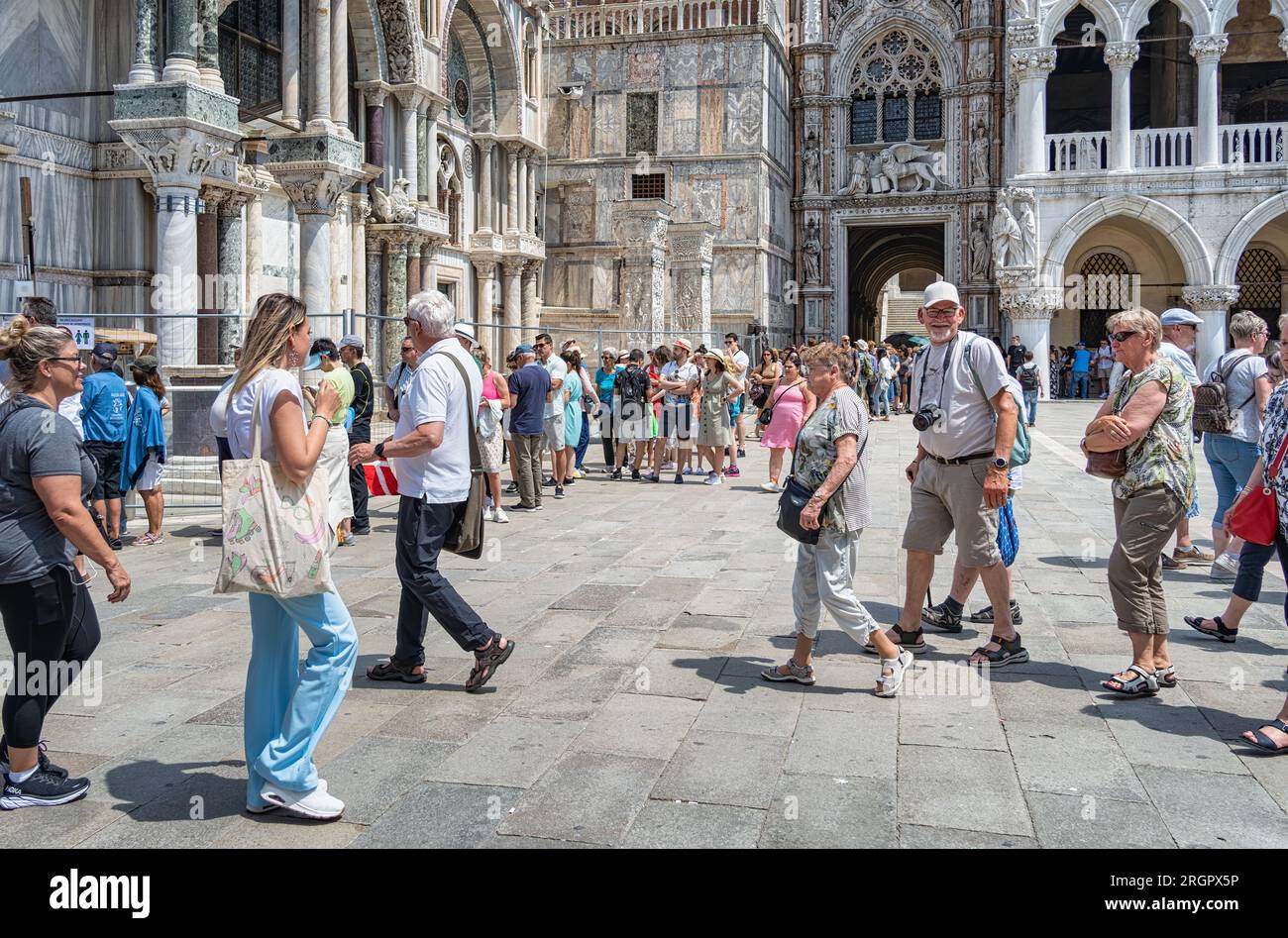 Venise, Italie - Mai 30 2023 : de nombreux touristes visitent Piazzetta San Marco (place Saint Marc) et Colonna di San Marco à Venise. Banque D'Images