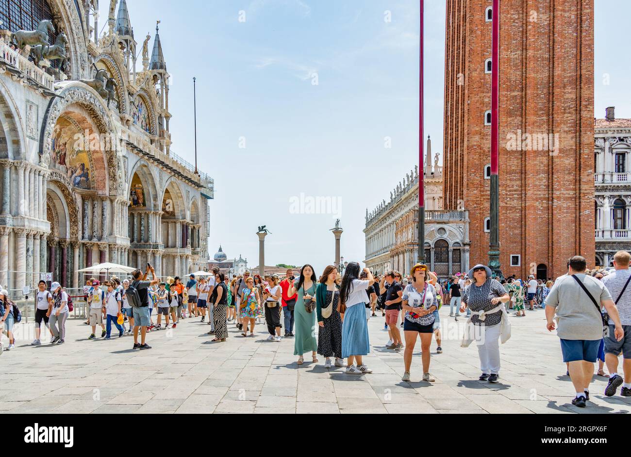 Venise, Italie - Mai 29 2023 : groupe organisé de touristes seniors visitant Piazzetta San Marco et Colonna di San Marco à Venise. Banque D'Images