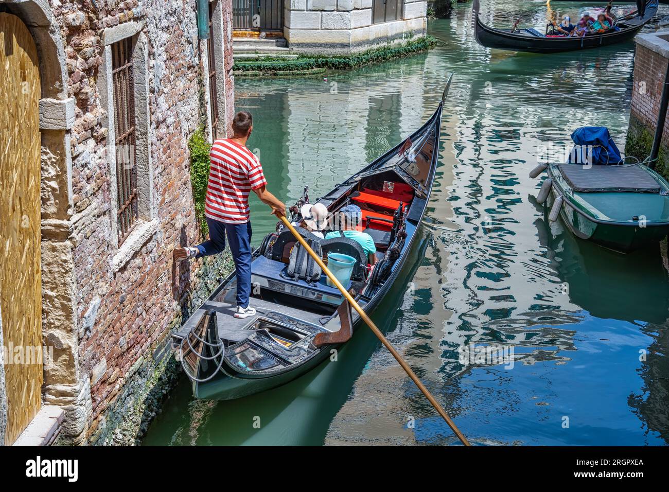 Venise, Italie - Mai 30 2023 : promenade traditionnelle en gondole sur les canaux d'eau étroits.touristes à Venise. Banque D'Images