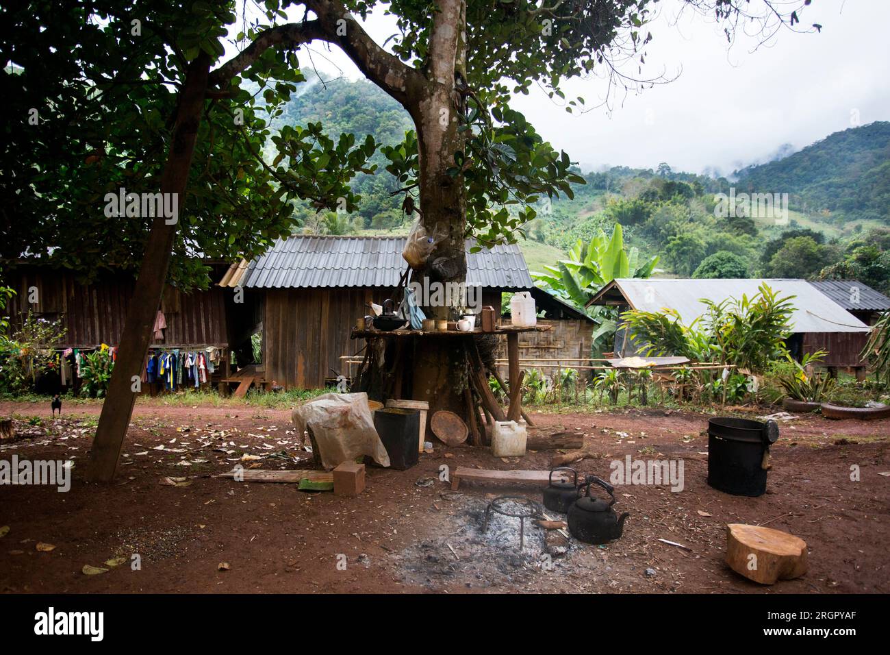 Village indigène de tribu de haute colline dans les montagnes de la province de Chiang Rai en Thaïlande. Banque D'Images