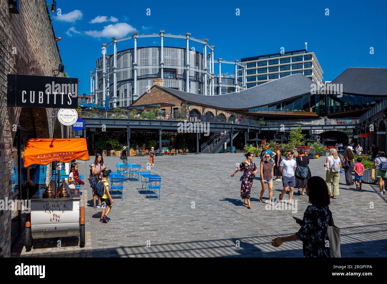 Coal Drops Yard Kings Cross Londres. Coal Drops Yard, un ancien dépôt ferroviaire, fait partie du réaménagement de Kings Cross. Concepteur Thomas Heatherwick 2018. Banque D'Images