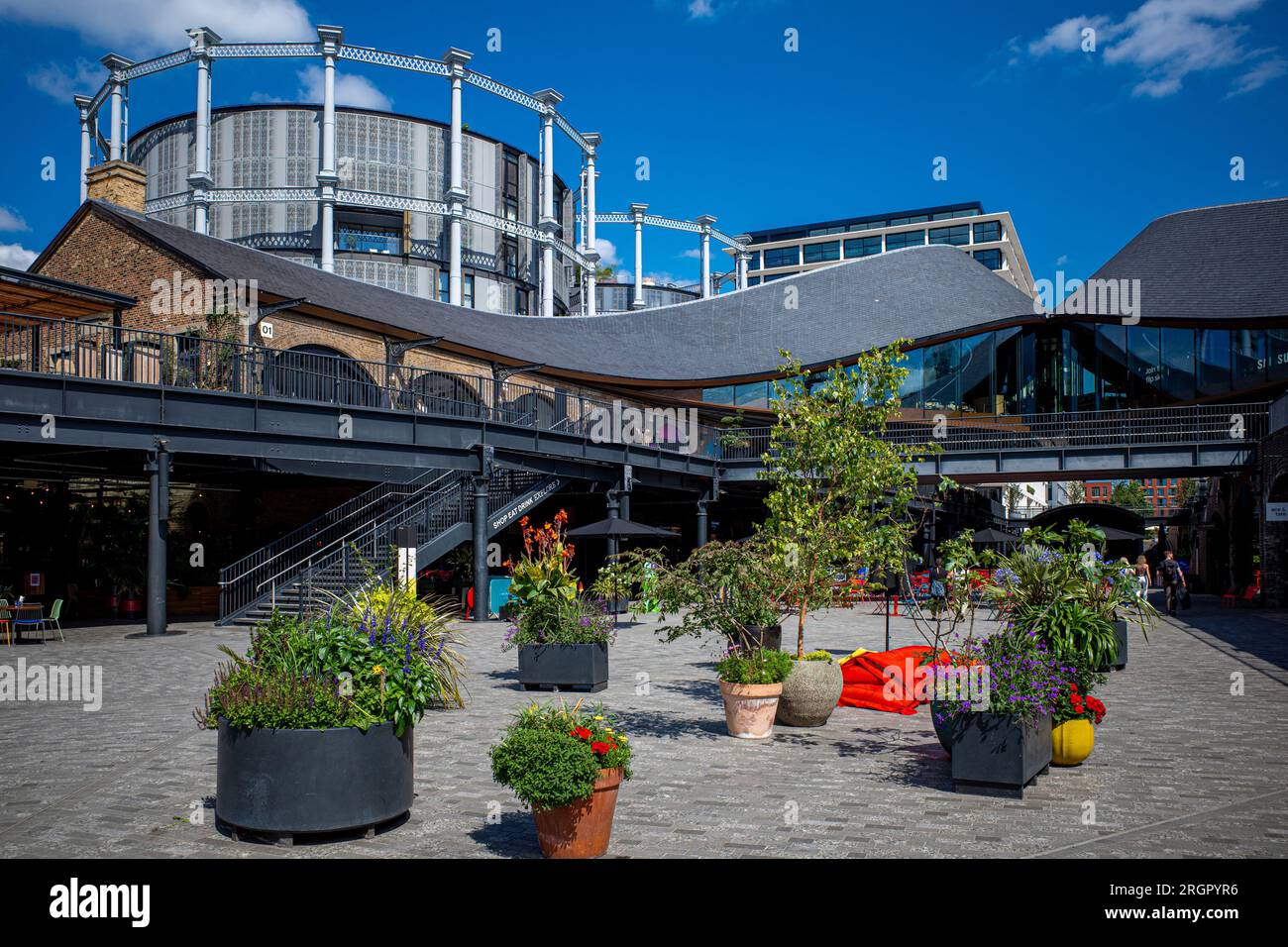 Coal Drops Yard Kings Cross Londres. Coal Drops Yard, un ancien dépôt ferroviaire, fait partie du réaménagement de Kings Cross. Concepteur Thomas Heatherwick 2018. Banque D'Images